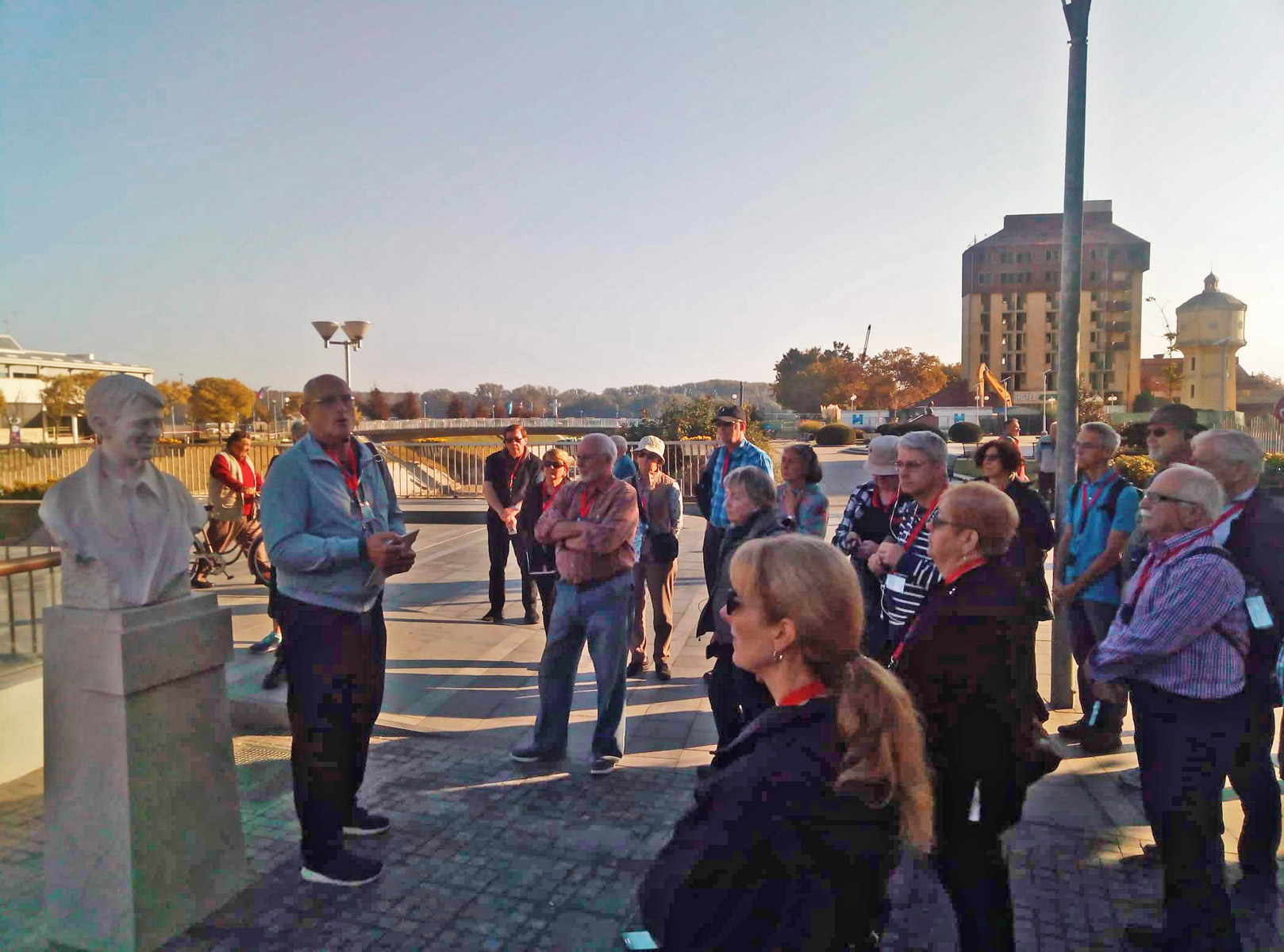 Turistički vodič Mladen pred bistom J. Michel Nicoliera<br>
          Fotografirao gosp. Antun Ivanković