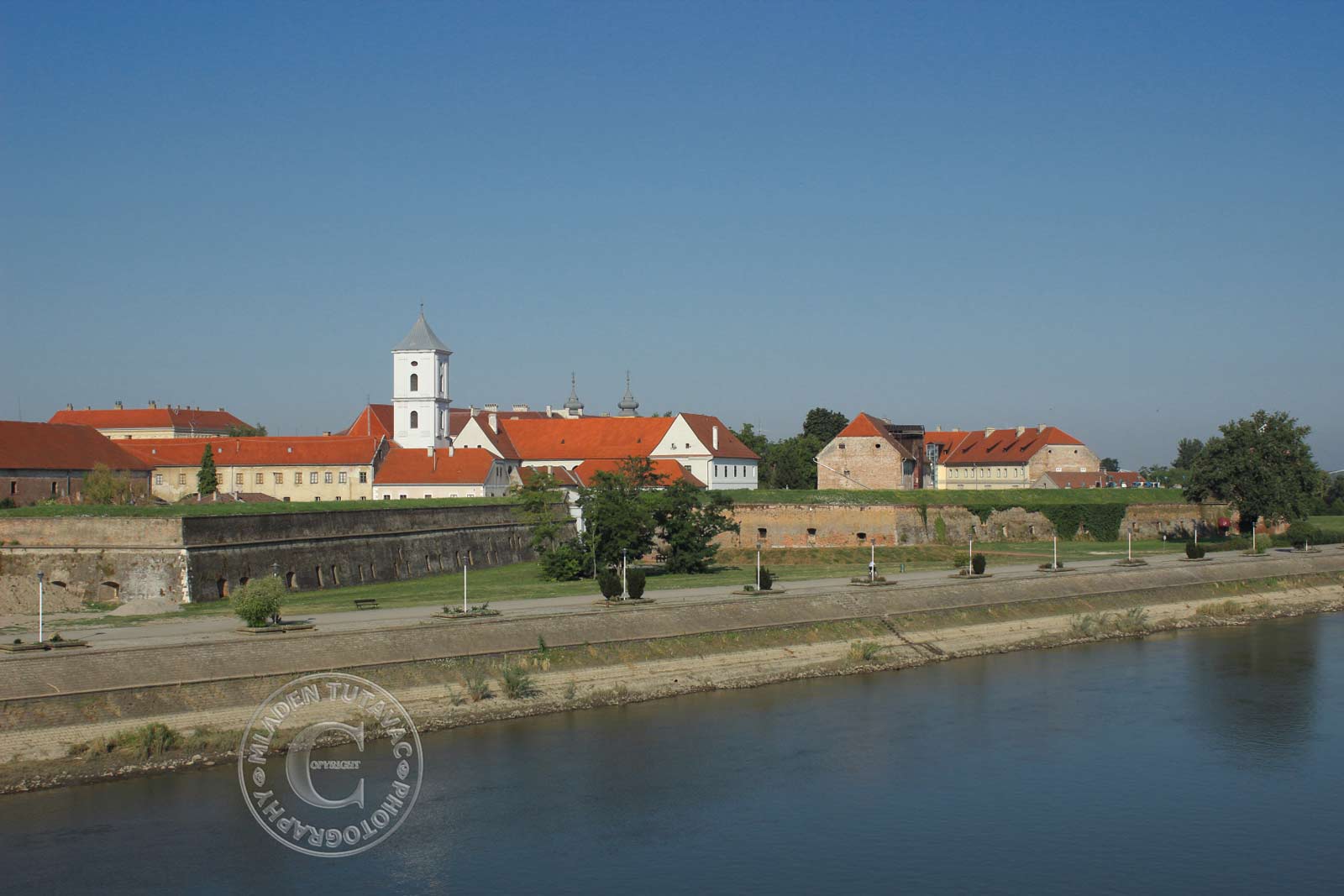 Turistički vodič: Osijek - pogled na Tvrđu s cestovnog mosta