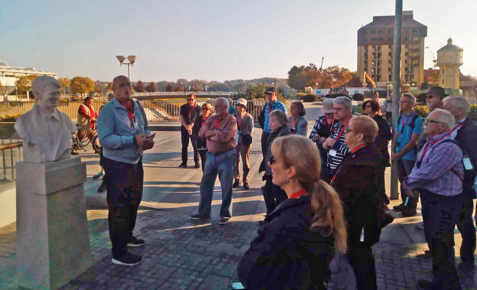 turistički vodič:Vukovar - S francuskim turistima ispred biste J. M. Nicoliera