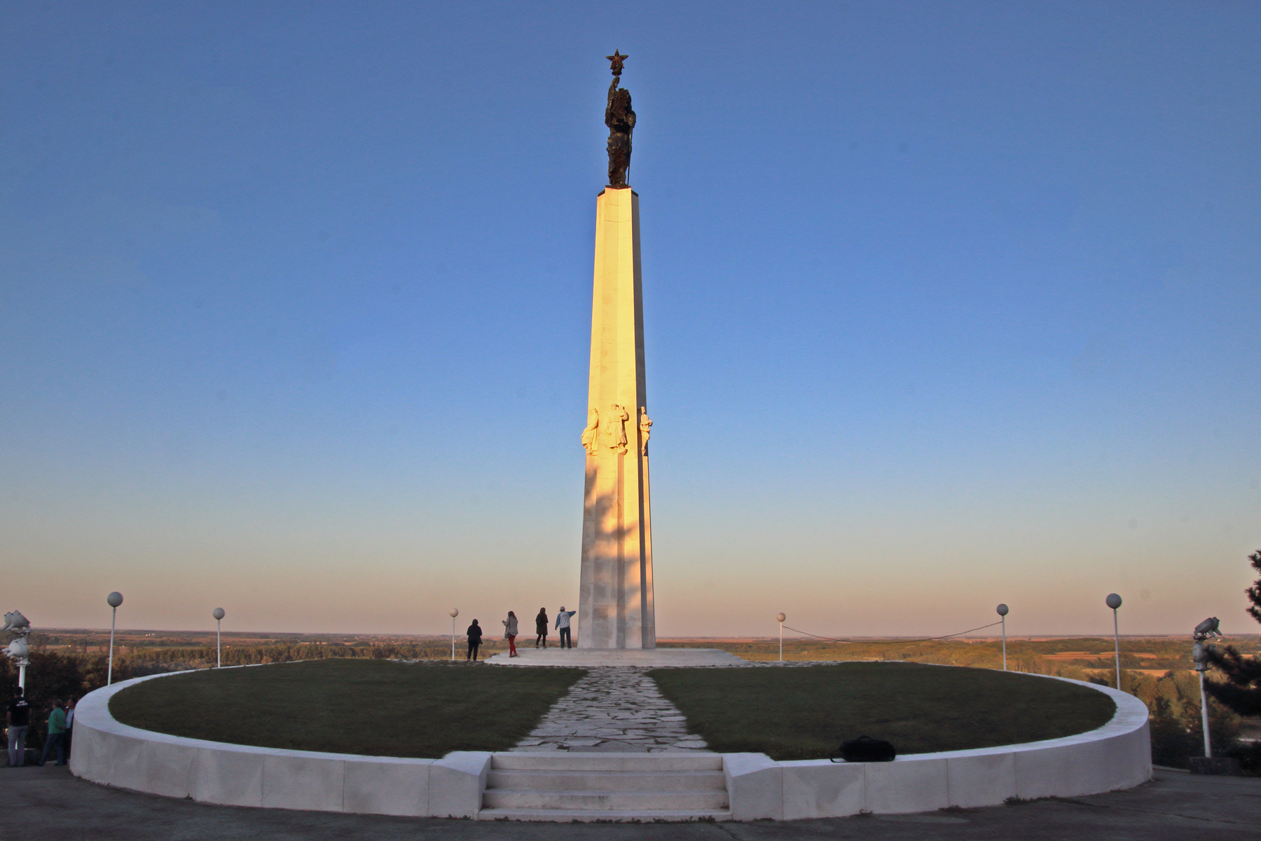turistički vodič: Batinski spomenik